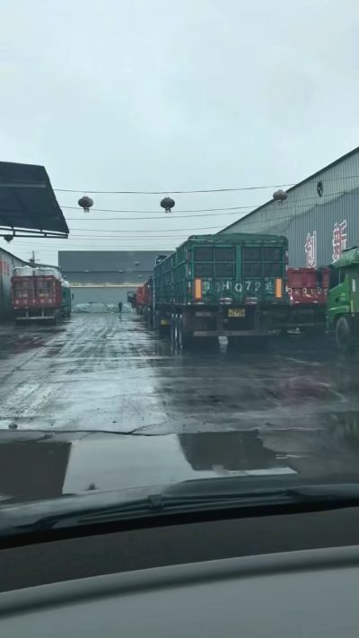 20多年有机肥厂家，下雨天也不耽误装车发货，用有机肥料选大厂家 做到了售前有服务，售后有保障。感谢每一位新老客户的支持与信任😃