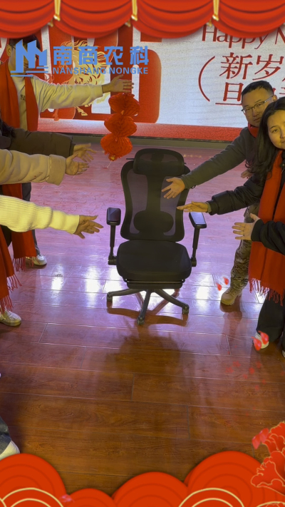 🎇 元旦快乐，温暖相伴 🎇时光匆匆，感恩 2025 年每一份支持与陪伴！从猪场到工厂，南商农科的成长，离不开每一位合作伙伴与家人的信赖！2026 年，我们将继续以贴心服务和硬核设备，陪您一路前行，养殖